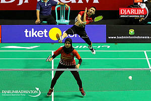 Muhammad Juan Elgiffani/Windi Siti Mulyani (PB Victory Bogor) melepaskan serangan.