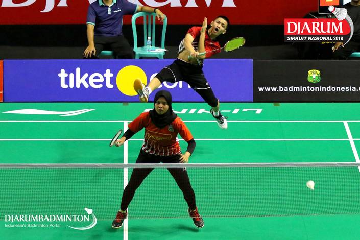 Muhammad Juan Elgiffani/Windi Siti Mulyani (PB Victory Bogor) melepaskan serangan.