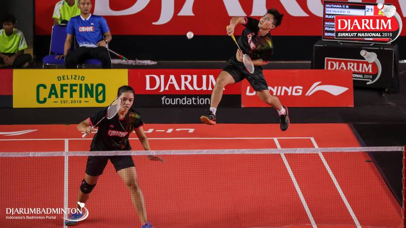 Reinard Dhanriano/Rayhan Vania Salsabila (PB Mutiara Cardinal) melepaskan serangan. Reinard Dhanriano/Rayhan Vania Salsabila (PB Mutiara Cardinal) melepaskan serangan.