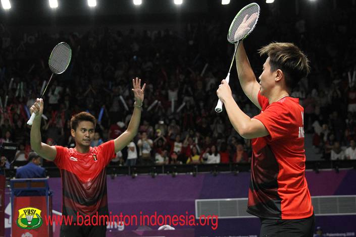 Selebrasi kemenangan Tontowi Ahmad/Liliyana Natsir. Selebrasi kemenangan Tontowi Ahmad/Liliyana Natsir.