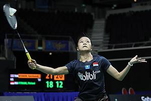 Fitriani (Indonesia) mengembalikan shuttlecock.