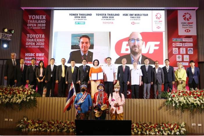 Presiden BAT, Khunying Patama Leeswadtrakul (baju oranye) beserta semua pihak yang terlibat dalam penandatanganan pelaksanaan tiga turnamen seri Asia untuk 2021 mendatang. (Foto: BWF) Presiden BAT, Khunying Patama Leeswadtrakul (baju oranye) beserta semua pihak yang terlibat dalam penandatanganan pelaksanaan tiga turnamen seri Asia untuk 2021 mendatang. (Foto: BWF)