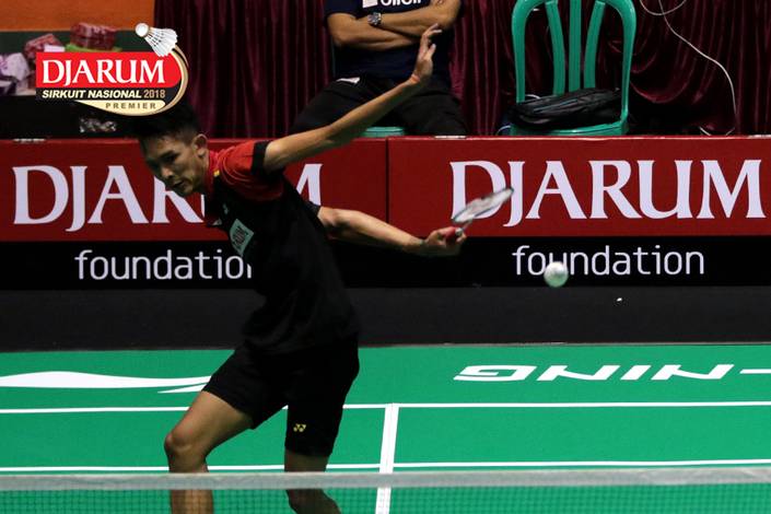 Muhammad Bayu Pangisthu (PB Djarum Kudus) menghadang pengembalian.