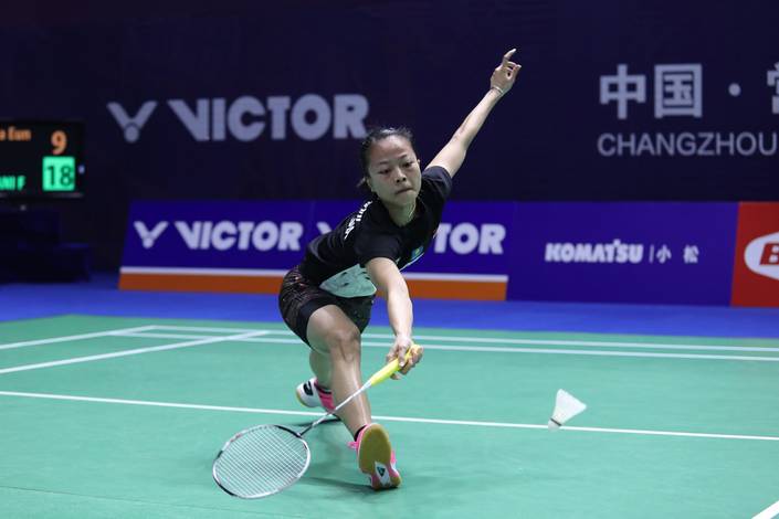 Fitriani (Indonesia) berusaha menggapai pengembalian. Fitriani (Indonesia) berusaha menggapai pengembalian.