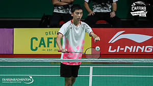 Yoshiya Abe (Kumamoto) bersiap melakukan servis.