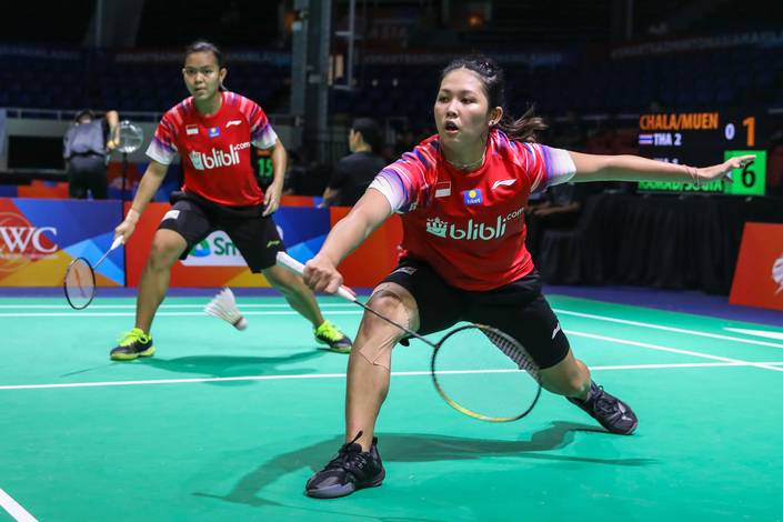 Ganda putri Indonesia, Ribka Sugiarto/Siti Fadia Silva Ramadhanti menyambut pengembalian. (Foto: PP PBSI) Ganda putri Indonesia, Ribka Sugiarto/Siti Fadia Silva Ramadhanti menyambut pengembalian. (Foto: PP PBSI)