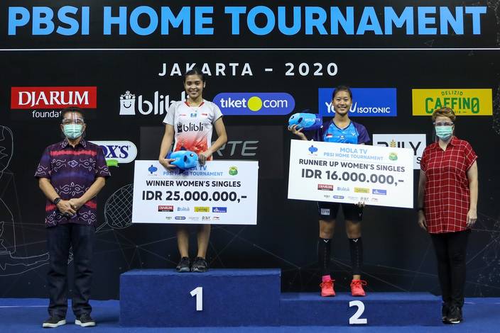 Gregoria Mariska Tunjung (dua dari kiri) juara tunggal putri Mola TV PBSI Home Tournament. Gregoria Mariska Tunjung (dua dari kiri) juara tunggal putri Mola TV PBSI Home Tournament.
