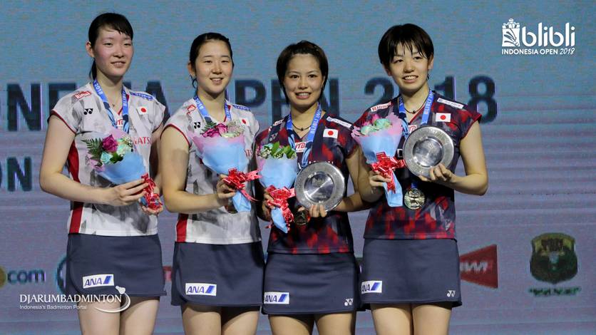 Yuki Fukushima/Sayaka Hirota (kanan) along with Wakana Nagahara/Mayu Matsumoto.