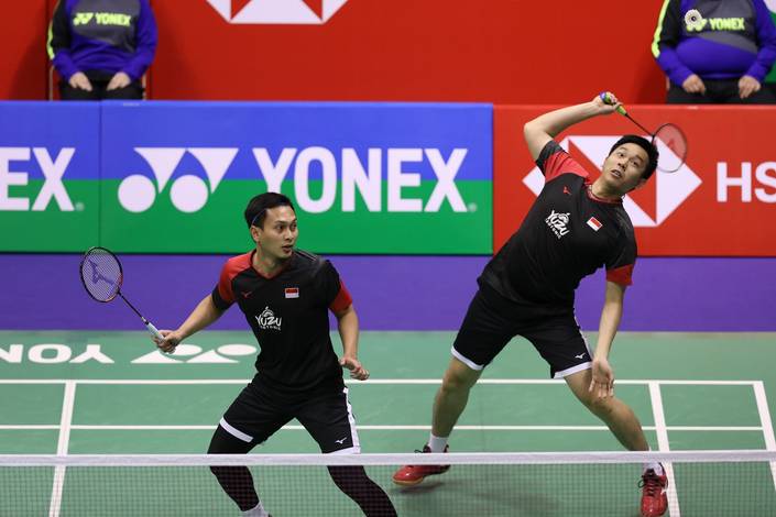 Hendra Setiawan/Mohammad Ahsan (Indonesia) bersiap menyambar pengembalian. Hendra Setiawan/Mohammad Ahsan (Indonesia) bersiap menyambar pengembalian.