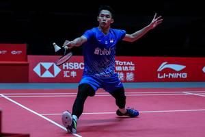 Jonatan Christie (Indonesia) mengembalikan shuttlecock.