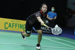 Asty Dwi Widyaningrum menghadang serangan.