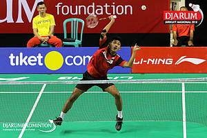 Bagas Kristianto Nugroho (PB Djarum Kudus) bersiap menyambar pengembalian.