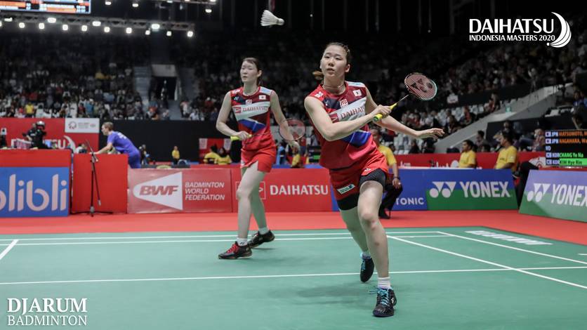 Mayu Matsumoto/Wakana Nagahara (Jepang) bersiap menghadang pengembalian. Mayu Matsumoto/Wakana Nagahara (Jepang) bersiap menghadang pengembalian.