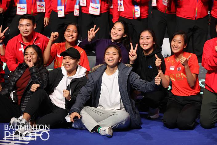 Skuad putri Indonesia di Piala Uber 2021 berpose bersama juara Piala Thomas 2021 (Badminton Photo/Yves Lacroix) Skuad putri Indonesia di Piala Uber 2021 berpose bersama juara Piala Thomas 2021 (Badminton Photo/Yves Lacroix)