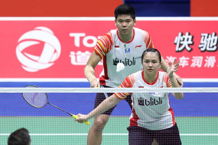 Praveen Jordan/Melati Daeva Oktavianti (Indonesia) melepaskan serve. Praveen Jordan/Melati Daeva Oktavianti (Indonesia) melepaskan serve.