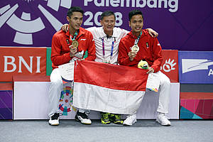 Hendry Saputra bersama Jonatan Christie dan Anthony Sinisuka Ginting di podium.