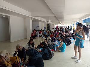 Antrean pengunjung Istora yang ingin menyaksikan laga perempat final Blibli Indonesia Open 2019.