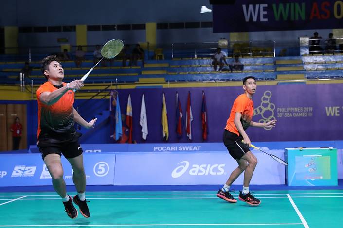 Wahyu Nayaka Arya Pankaryanira/Ade Yusuf Santoso (Indonesia) mengembalikan shuttlecock. Wahyu Nayaka Arya Pankaryanira/Ade Yusuf Santoso (Indonesia) mengembalikan shuttlecock.