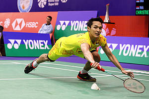 Jonatan Christie berusaha menghadang serangan.