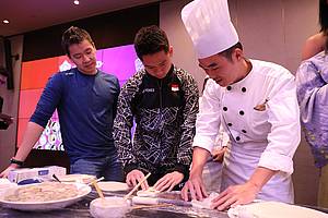 Kevin Sanjaya Sukamuljo sedang mengikuti arahan koki saat membuat dim sum dan spring roll.