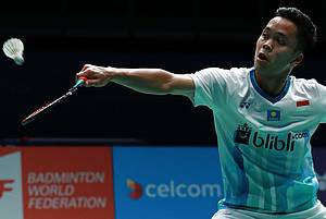 Anthony Sinisuka Ginting (Indonesia) menyambut pengembalian.