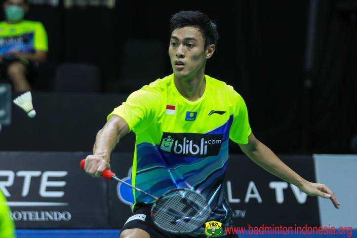Shesar Hiren Rhustavito (tim Banteng) bersiap menyambut pengembalian. Shesar Hiren Rhustavito (tim Banteng) bersiap menyambut pengembalian.