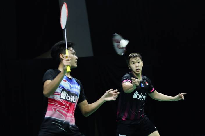 Marcus Fernaldi Gideon/Muhammad Shohibul FIkri mengembalikan shuttlecock. Marcus Fernaldi Gideon/Muhammad Shohibul FIkri mengembalikan shuttlecock.