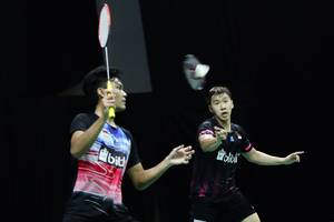 Marcus Fernaldi Gideon/Muhammad Shohibul FIkri mengembalikan shuttlecock.