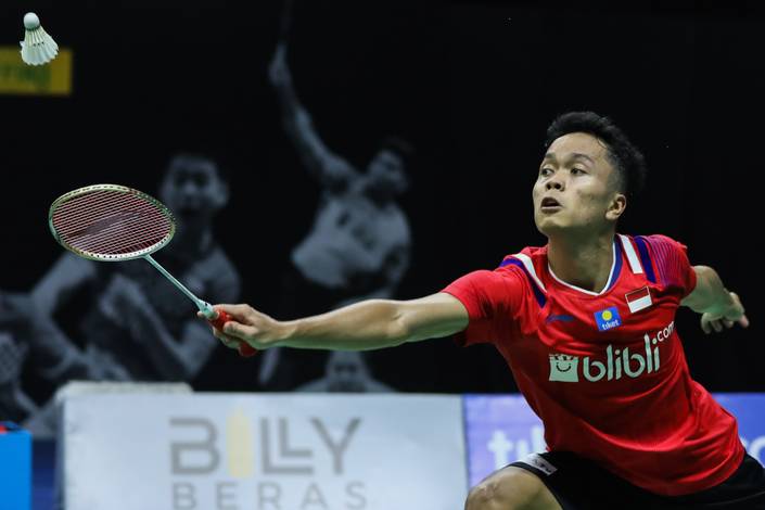 Anthony Sinisuka Ginting mengembalikan shuttlecock. Anthony Sinisuka Ginting mengembalikan shuttlecock.