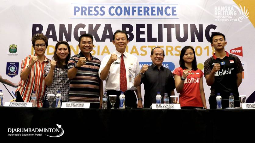 Para narasumber berfoto bersama usai Press Confrence Bangka Belitung Indonesia Masters 2018 BWF World Tour Super 100. Para narasumber berfoto bersama usai Press Confrence Bangka Belitung Indonesia Masters 2018 BWF World Tour Super 100.