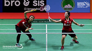 Febriana Dwipuji Kusuma/Ribka Sugiarto (INA) menghadang serangan.