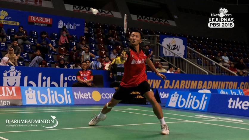 Ihsan Maulana Mustofa (PB Djarum Kudus) mengembalikan shuttlecock. Ihsan Maulana Mustofa (PB Djarum Kudus) mengembalikan shuttlecock.