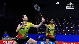 Yeremia Erich Yotje Yacob Rambitan/Angelica Wiratama (Exist) bersiap menyambut pengembalian.