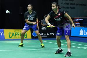 Greysia Polii/Febby Valencia Dwijayanti Gani bersiap menghadang pengembalian.
