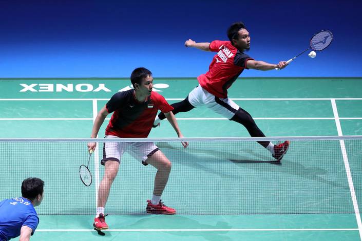 Hendra Setiawan/Mohammad Ahsan (Indonesia) mengembalikan shuttlecock. Hendra Setiawan/Mohammad Ahsan (Indonesia) mengembalikan shuttlecock.