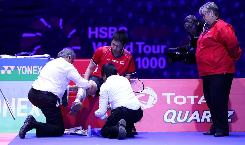 Hendra Setiawan (Indonesia) saat mendapatkan penanganan medis. Hendra Setiawan (Indonesia) saat mendapatkan penanganan medis.