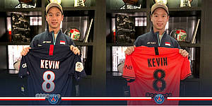 Kevin Sanjaya Sukamuljo saat menerima jersey Paris Saint-Germain.