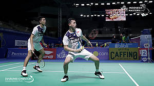 Fajar Alfian/Muhammad Rian Ardianto (Indonesia) mengembalikan shuttlecock.