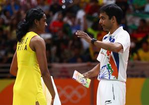 Kepala Pelatih India, Pullela Gopichand (kanan) saat memberikan arahan kepada Pusarla V. Sindhu.