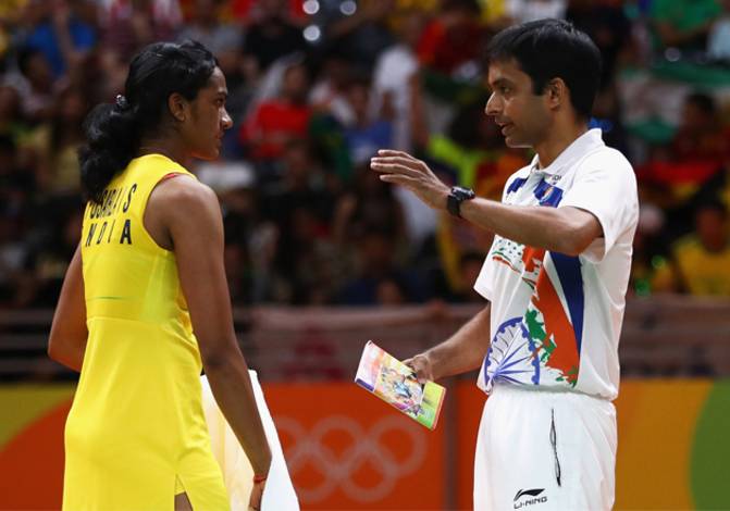 Kepala Pelatih India, Pullela Gopichand (kanan) saat memberikan arahan kepada Pusarla V. Sindhu. Kepala Pelatih India, Pullela Gopichand (kanan) saat memberikan arahan kepada Pusarla V. Sindhu.