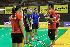 Kepala Pelatih Ganda Putri Pelatnas PBSI, Eng Hian, Tengah Memberikan Arahan Kepada Anak-anak Asuhnya