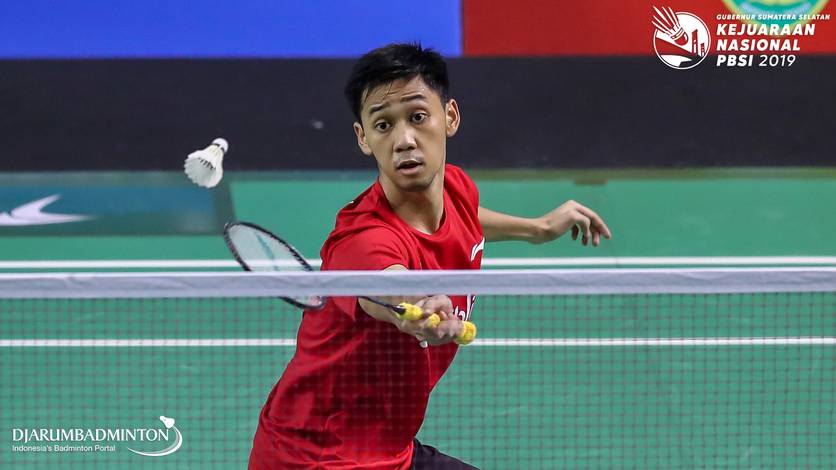 Muhammad Aldo Apriyandi (Jawa Tengah) mengembalikan shuttlecock.