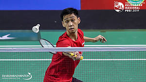 Muhammad Aldo Apriyandi (Jawa Tengah) mengembalikan shuttlecock.