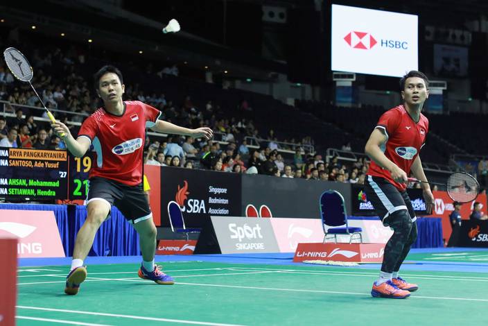 Hendra Setiawan/Mohammad Ahsan (Indonesia) bersiap menyambut pengembalian. Hendra Setiawan/Mohammad Ahsan (Indonesia) bersiap menyambut pengembalian.