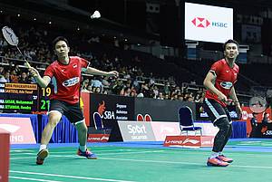 Hendra Setiawan/Mohammad Ahsan (Indonesia) bersiap menyambut pengembalian.