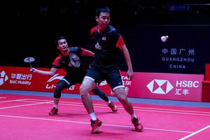 Hendra Setiawan/Mohammad Ahsan (Indonesia) menghadang serangan lawan.