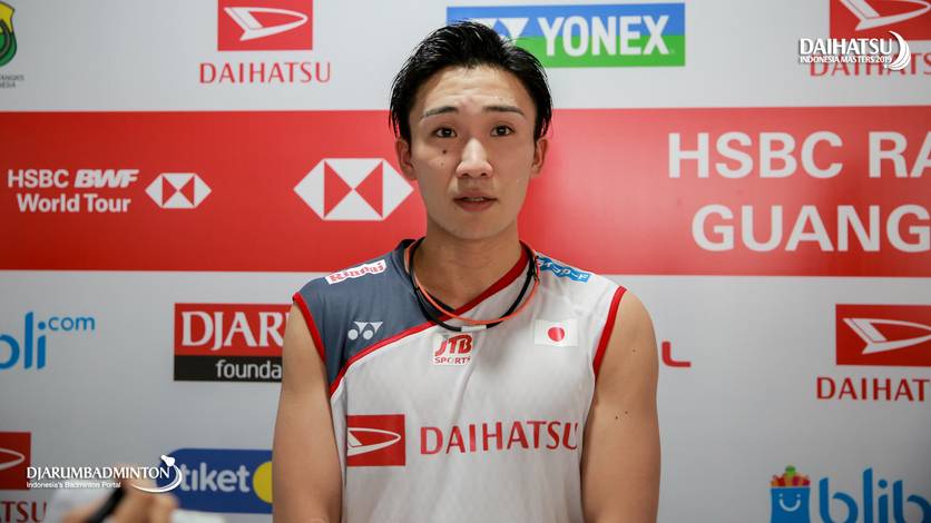 Kento Momota (Jepang) saat melakukan sesi wawancara setelah selesai bertanding Kento Momota (Jepang) saat melakukan sesi wawancara setelah selesai bertanding