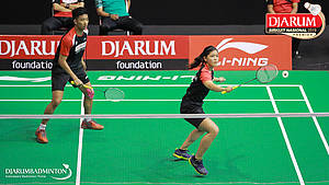 Dejan Ferdinansyah/Serena Kani (PB Djarum Kudus) menyambut pengembalian.
