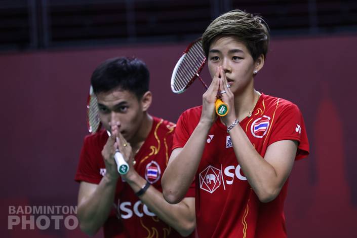 Ganda campuran Thailand, Dechapol Puavaranukroh/Sapsiree Taerattanachai memberikan salam penghormatan usai bertanding. (Copyright: Badmintonphoto | Courtesy of BWF) Ganda campuran Thailand, Dechapol Puavaranukroh/Sapsiree Taerattanachai memberikan salam penghormatan usai bertanding. (Copyright: Badmintonphoto | Courtesy of BWF)