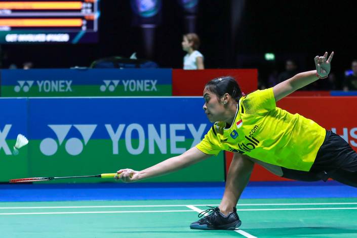 Gregoria Mariska Tunjung (Indonesia) menggapai pengembalian lawan. Gregoria Mariska Tunjung (Indonesia) menggapai pengembalian lawan.